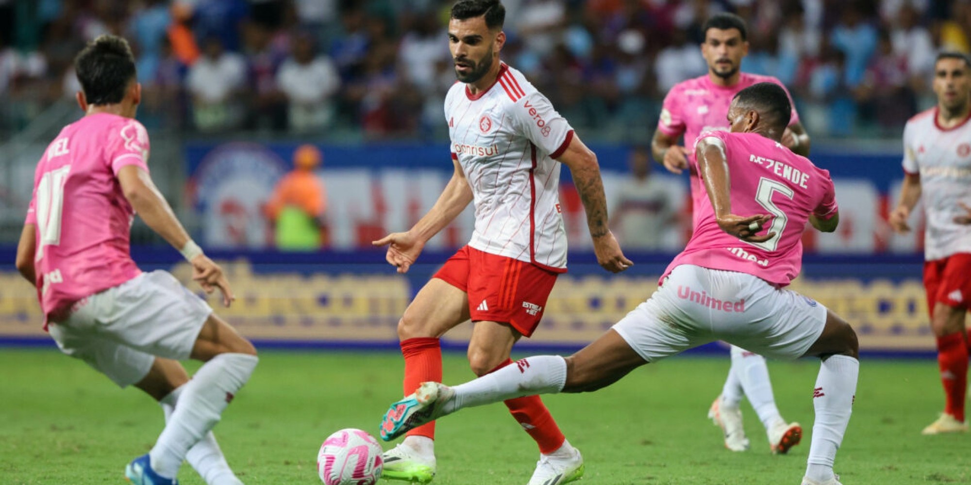 Com desfalques, o Colorado jogou mal e viu o ex-gremista Biel marcar o gol da vitória do Tricolor de Aço. Com desfalques, o Colorado jogou mal e viu o ex-gremista Biel marcar o gol da vitória do Tricolor de Aço.
