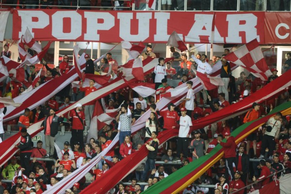 Mesmo com frio e partida sem gols, torcida marcou grande presença na noite deste domingo (16).