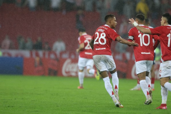 Com gols de Vitinho e Borré e apoio de 33 mil torcedores no Beira-Rio, o Colorado garantiu a liderança do Grupo F na noite desta quarta-feira (28).