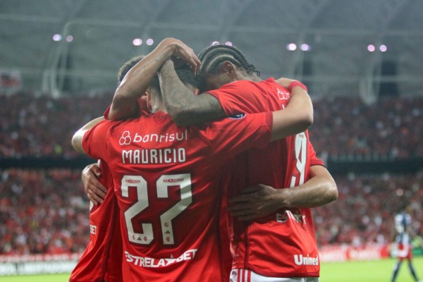 Mauricio e Luiz Adriano, duas vezes, marcaram os gols colorados.