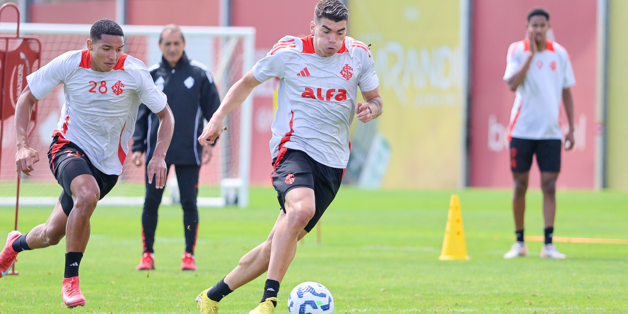 Colorado soma terceiro jogo sem vitória, mas aposta em reforços e no apoio da torcida para reagir no Brasileirão.