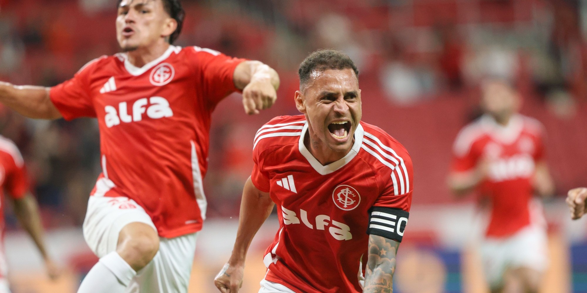 Com gols de Alan Patrick e Vitinho, diante de 9 mil torcedores, o Colorado venceu por 2 a 1 e garantiu três pontos importantes antes da pausa para a Data Fifa, na noite deste domingo (31), chegando aos 27 pontos e ocupando agora a 10ª colocação.