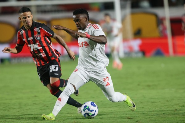 O Colorado perdeu por 1 a 0 no Barradão, na noite desta quarta-feira (5), e está a três pontos do Santos, primeiro time no Z4; treinador e auxiliar afirmaram que equipe ainda depende apenas de si.