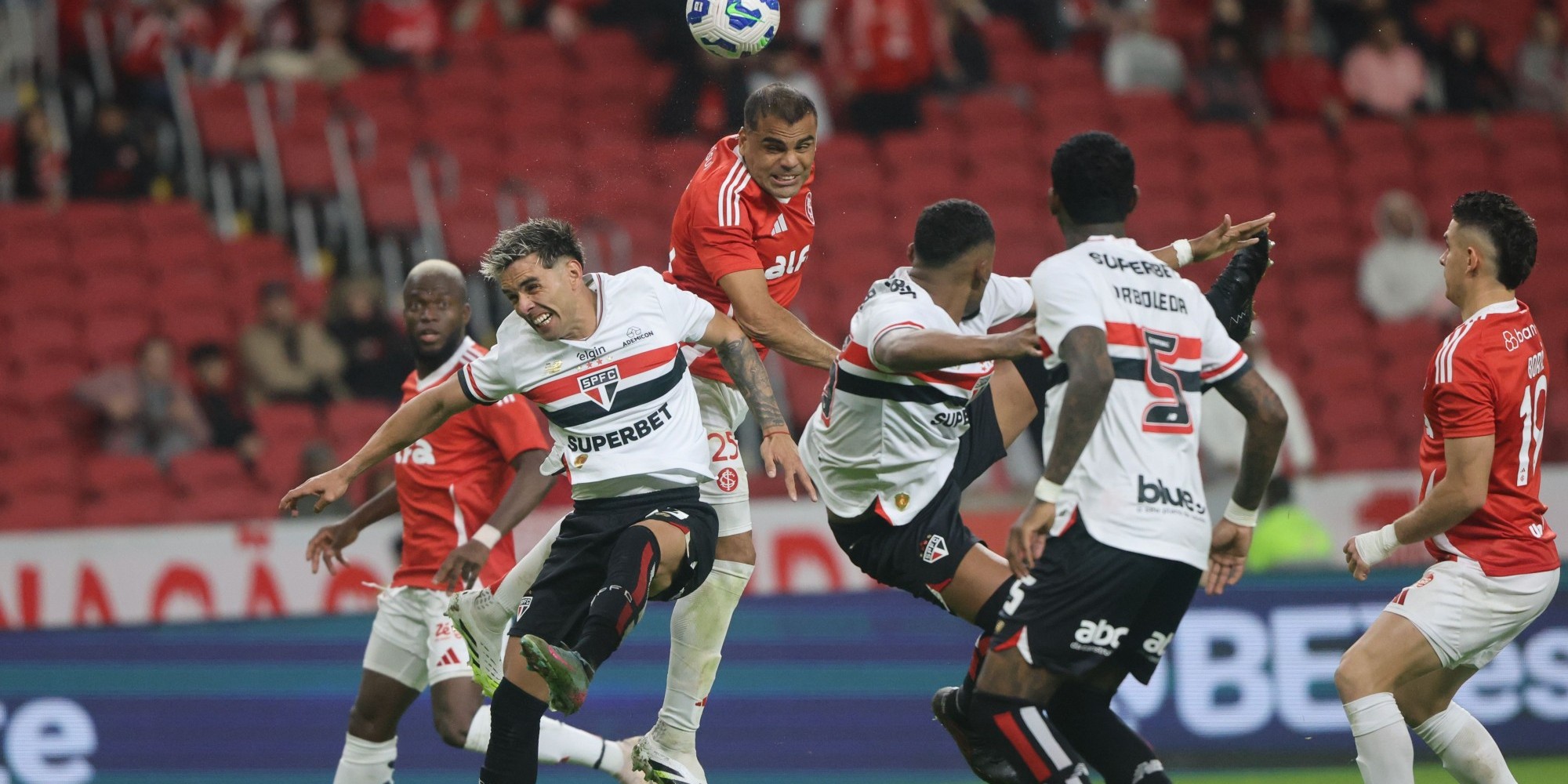 O Colorado sofreu a segunda derrota seguida em casa e vai pressionado para o confronto decisivo contra o Fluminense, pela Copa do Brasil, na próxima quarta-feira (6). O Colorado sofreu a segunda derrota seguida em casa e vai pressionado para o confronto decisivo contra o Fluminense, pela Copa do Brasil, na próxima quarta-feira (6).