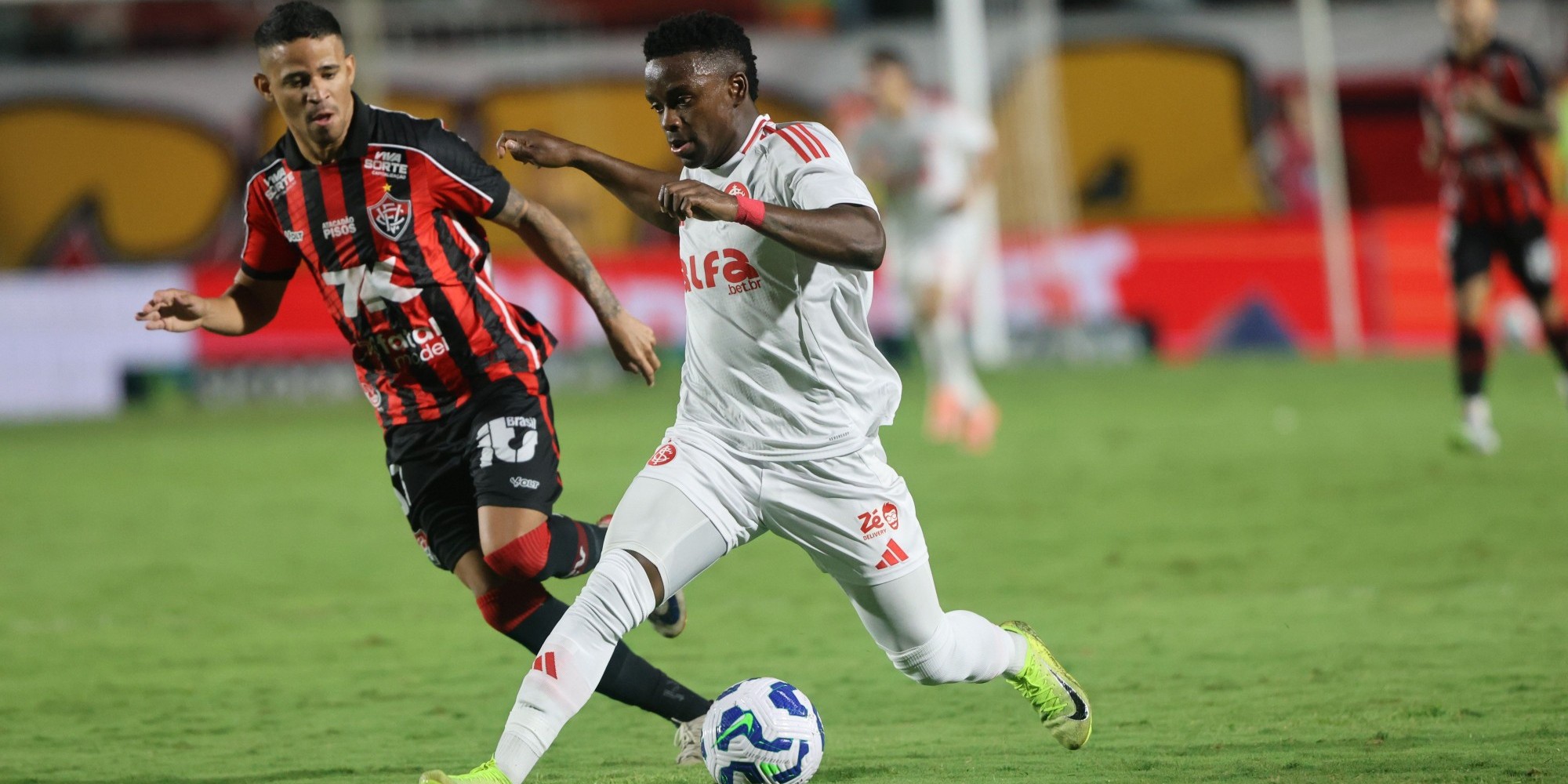 O Colorado perdeu por 1 a 0 no Barradão, na noite desta quarta-feira (5), e está a três pontos do Santos, primeiro time no Z4; treinador e auxiliar afirmaram que equipe ainda depende apenas de si.