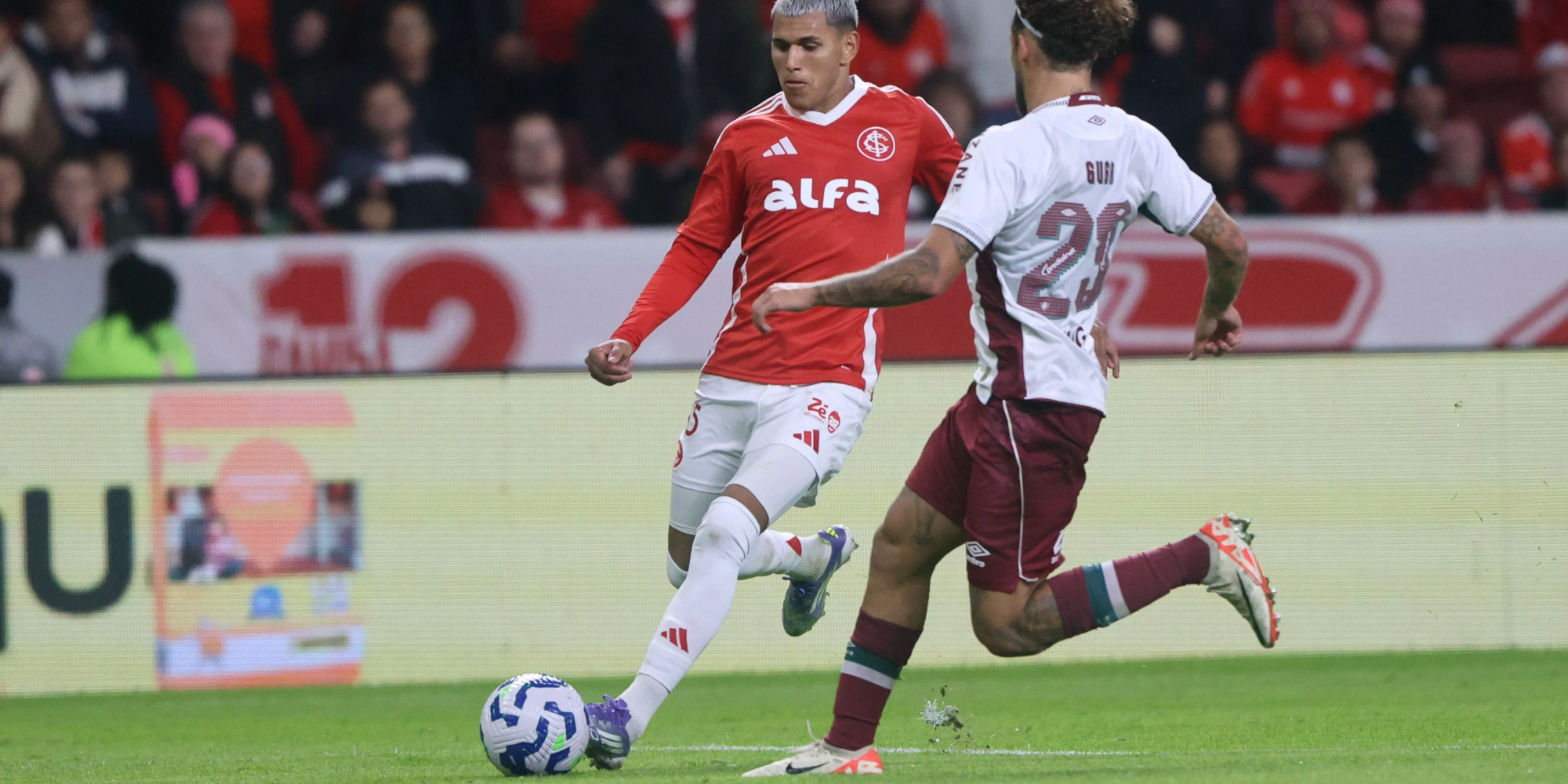 Com gols de Everaldo, o Tricolor venceu por 2 a 1, nesta quarta-feira (30), e levou a vantagem para o jogo de volta das oitavas de final. Carbonero marcou para o Colorado, que agora precisa reverter o placar no Maracanã para seguir vivo na competição. Com gols de Everaldo, o Tricolor venceu por 2 a 1, nesta quarta-feira (30), e levou a vantagem para o jogo de volta das oitavas de final. Carbonero marcou para o Colorado, que agora precisa reverter o placar no Maracanã para seguir vivo na competição.