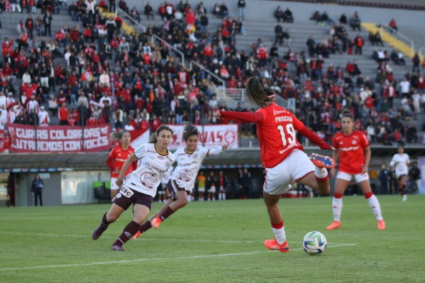 A zagueira Luana Sartório garantiu a vitória das visitantes por 1 a 0, em Caxias do Sul.