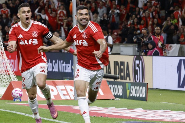 Com gols de Borré e Bruno Henrique, Colorado supera pressão e chega aos 35 pontos, ocupando a 14ª posição.