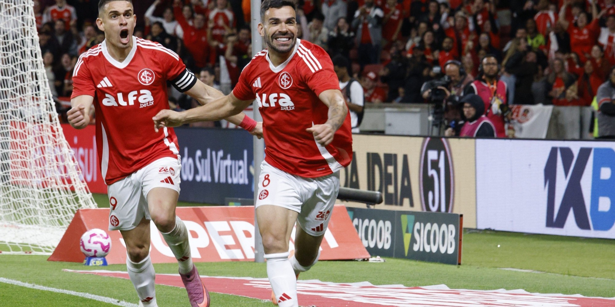 Com gols de Borré e Bruno Henrique, Colorado supera pressão e chega aos 35 pontos, ocupando a 14ª posição. Com gols de Borré e Bruno Henrique, Colorado supera pressão e chega aos 35 pontos, ocupando a 14ª posição.