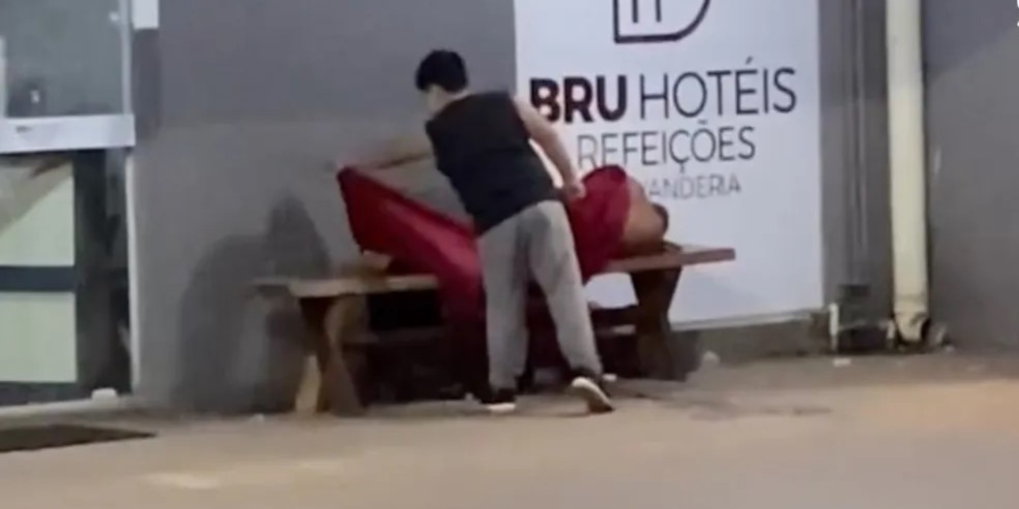 Criança cobre morador de rua durante noite fria em MS e viraliza 