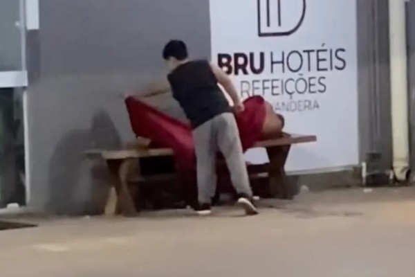 Criança cobre morador de rua durante noite fria em MS e viraliza 
