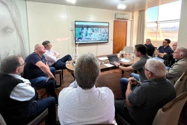 Prefeito, ex-prefeitos e vice-prefeitos conversam sobre plano de reconstrução de Encantado