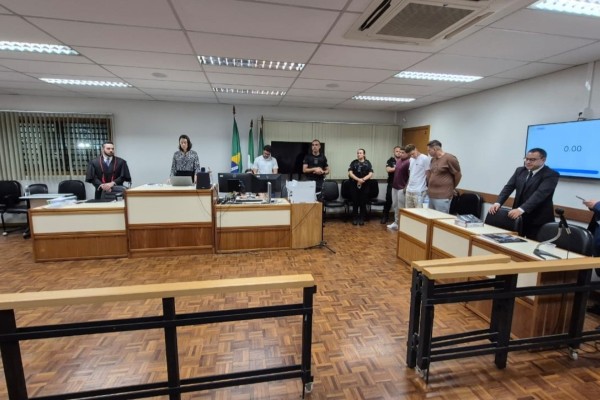 Julgamento durou mais de 12 horas no F&oacute;rum de Encantado. Ju&iacute;za destaca regularidade do processo; promotor afirma que justi&ccedil;a foi feita; defesa anuncia recurso e m&atilde;e da v&iacute;tima diz sentir al&iacute;vio.