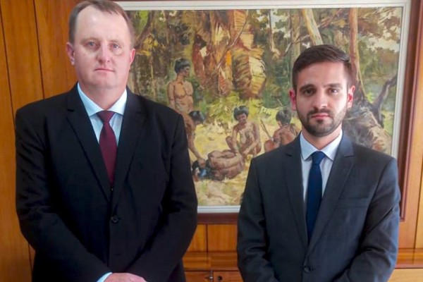Secretário de Administração, Fazenda e Planejamento, Tiago Strieski, e prefeito, Mateus Trojan no Palácio do Planalto