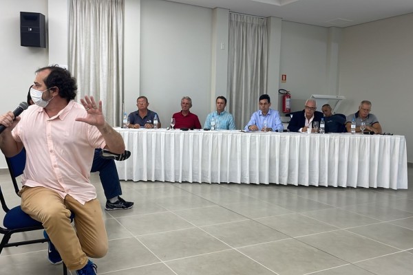 Álex Herold, presidente da ACI-E Encantado, discursa durante o evento