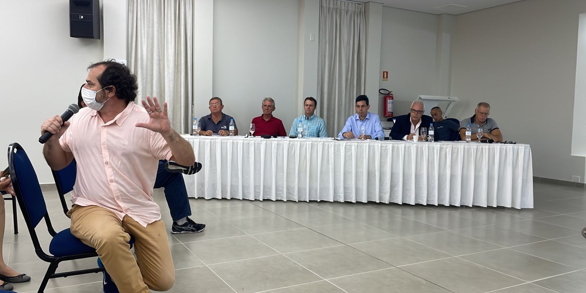 Álex Herold, presidente da ACI-E Encantado, discursa durante o evento