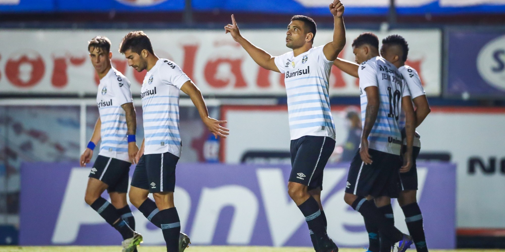 Grêmio levou a melhor por 2 a 1 Grêmio levou a melhor por 2 a 1