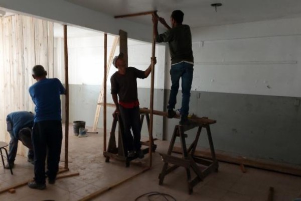 Prefeitura estrutura espaço para moradias provisórias
