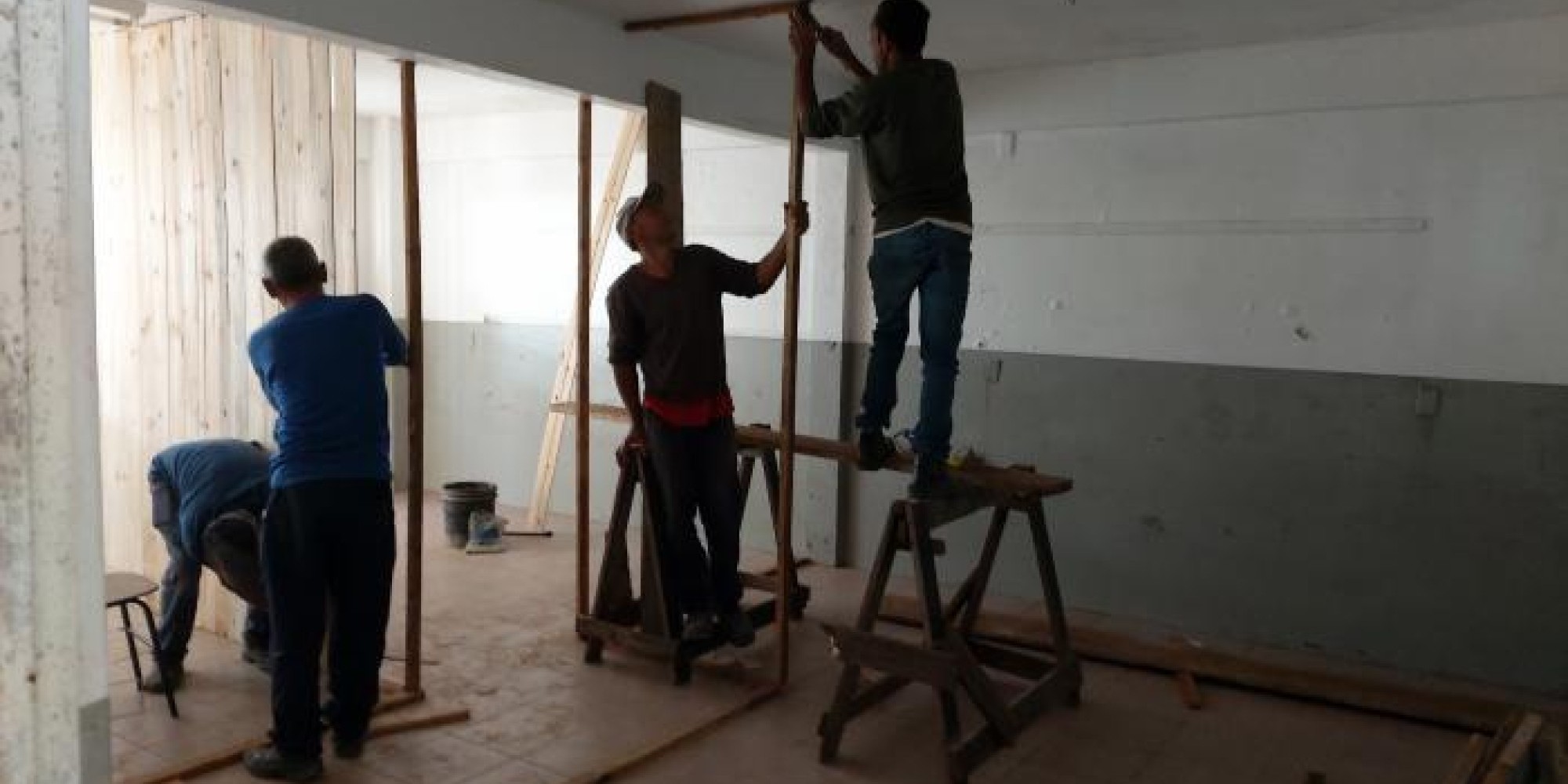 Prefeitura estrutura espaço para moradias provisórias