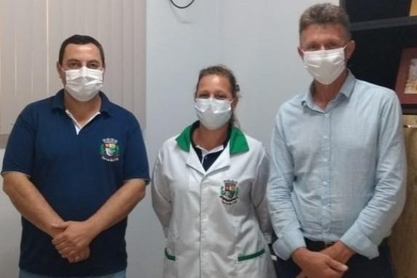 Secretário de Saúde Zaquiel, enfermeira Belquise e prefeito Alvaro