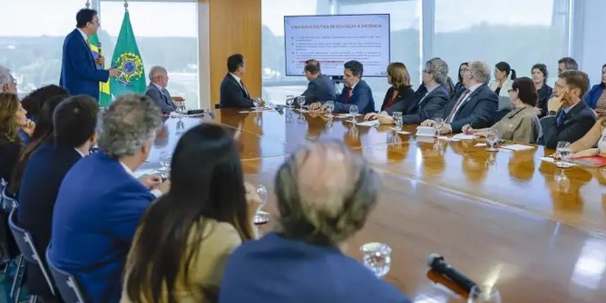 Medida assinada na manhã desta segunda-feira (19) também vale para graduações de enfermagem e psicologia; nova política cria a modalidade híbrida.