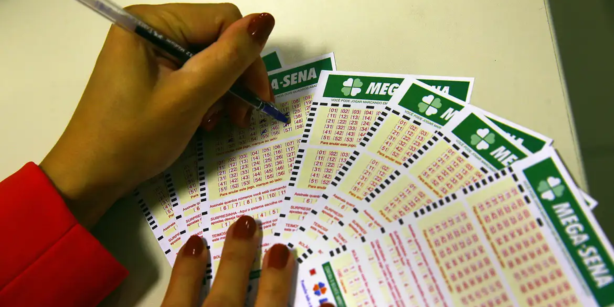As dezenas sorteadas foram: 07 - 08 - 15 - 17 - 20 - 51 As dezenas sorteadas foram: 07 - 08 - 15 - 17 - 20 - 51