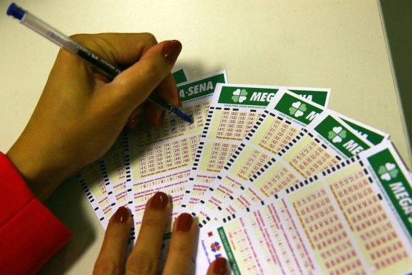 Foram sorteadas as seguintes dezenas: 25 – 38 – 45 – 53 – 55 – 56.