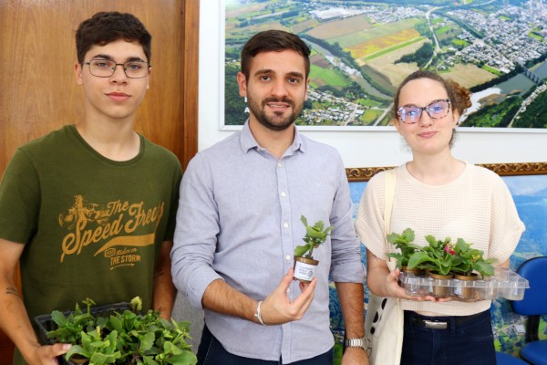 Jovem lança projeto para recuperar canteiros e áreas verdes após enchente