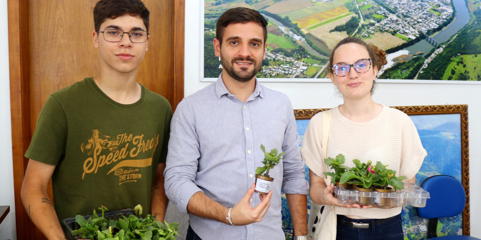 Jovem lança projeto para recuperar canteiros e áreas verdes após enchente