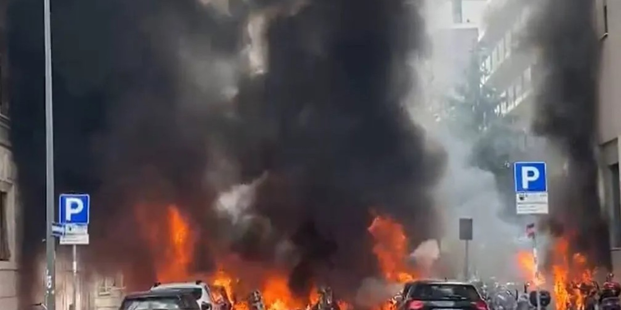 Carros são incendiados em explosão no centro de Milão na Itália