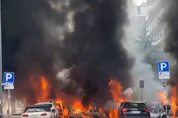 Carros são incendiados em explosão no centro de Milão na Itália