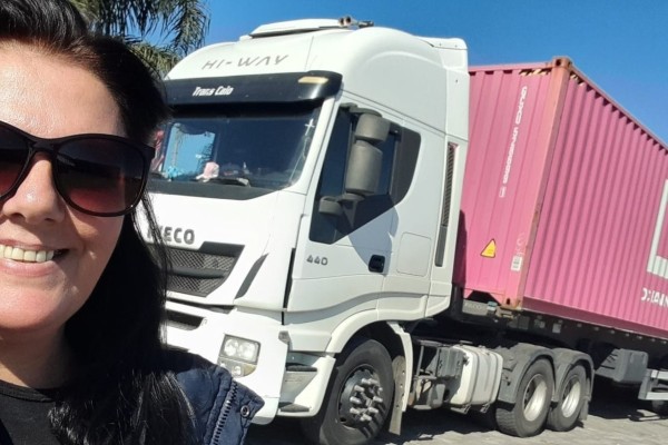 Mulher, mãe, avó e motorista de carreta 