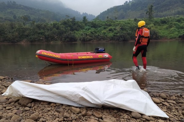 Flávio Antônio Dalmolin (66) saiu para pescar sozinho na segunda-feira (8), por volta das 12h, e seu caíco foi encontrado no fim do mesmo dia, o que ocasionou as buscas por parte do Corpo de Bombeiros.