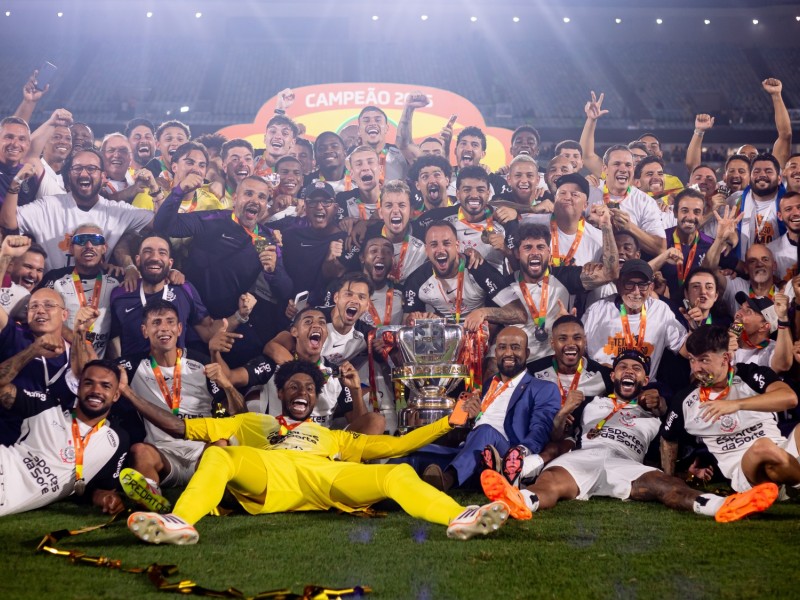 O Tim&atilde;o derrotou o clube carioca por 2 a 1, na noite deste domingo (21), no jogo decisivo da final, no Rio de Janeiro, com gols de Yuri Alberto e Memphis Depay; Nuno Moreira marcou para o Cruzmaltino.