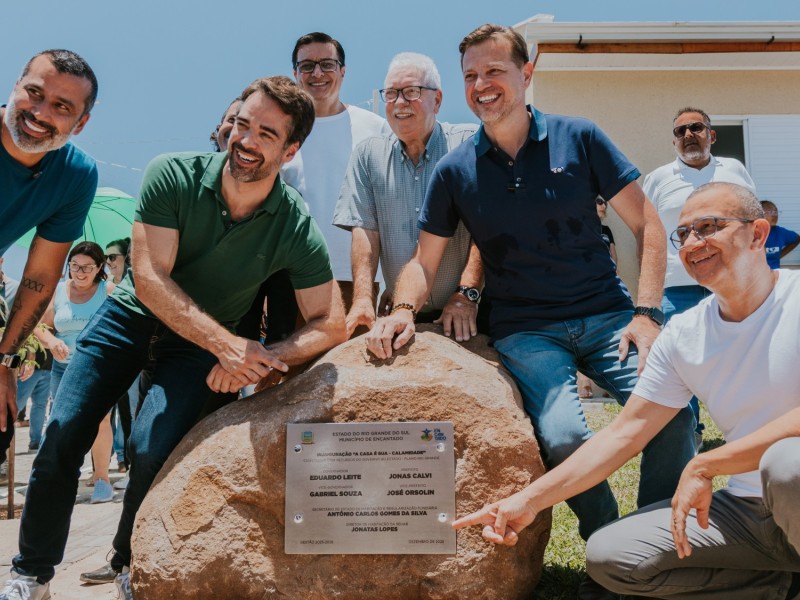 O ato ocorreu no Residencial dos Ip&ecirc;s, no bairro Lambari, e marcou a primeira entrega de casas definitivas no munic&iacute;pio pelo programa estadual ap&oacute;s as enchentes.