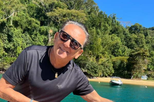 Narrador de 75 anos foi levado &agrave; Santa Casa ap&oacute;s passar mal na noite de Natal para realizar exames; fam&iacute;lia afirma que quadro n&atilde;o &eacute; considerado grave.