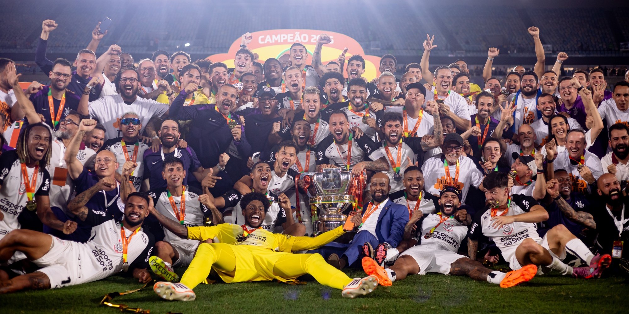 O Tim&atilde;o derrotou o clube carioca por 2 a 1, na noite deste domingo (21), no jogo decisivo da final, no Rio de Janeiro, com gols de Yuri Alberto e Memphis Depay; Nuno Moreira marcou para o Cruzmaltino.