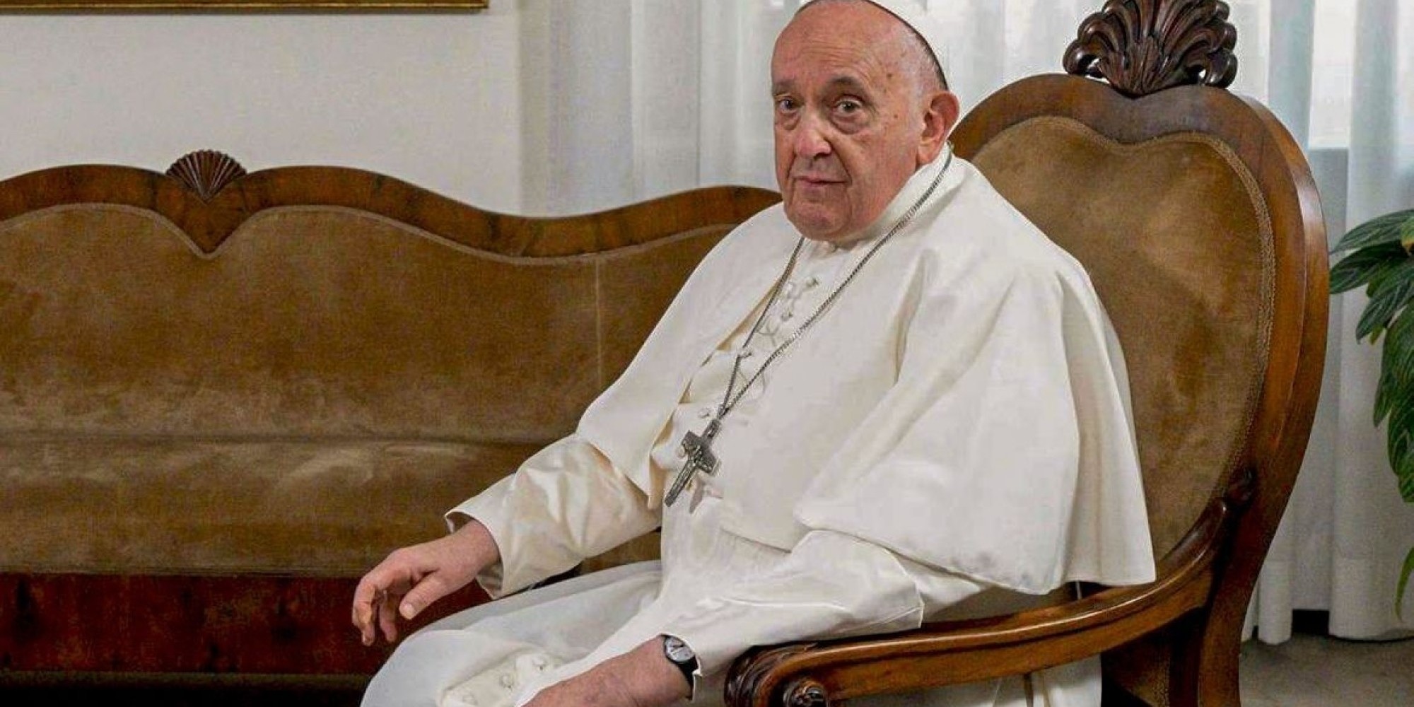 O Vaticano divulgou um comunicado na manhã desta segunda-feira (17) e afirmou que o quadro exige uma internação hospitalar adequada.