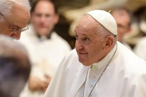 Papa Francisco passa por uma cirurgia no abdômen 