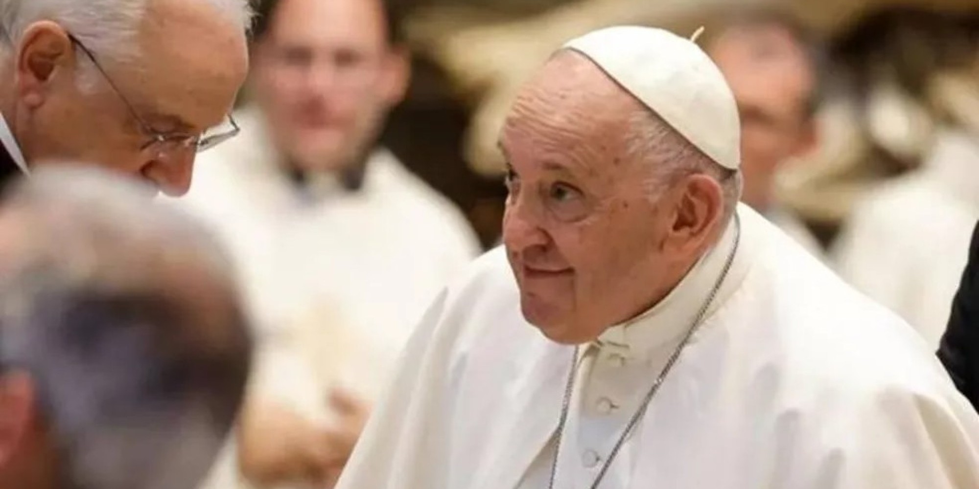 Papa Francisco passa por uma cirurgia no abdômen