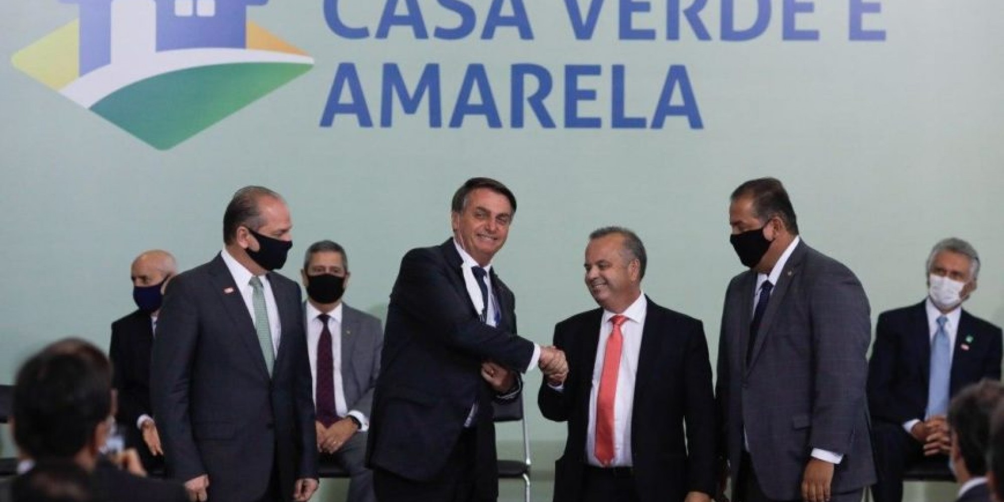 Serão contempladas, principalmente, áreas ocupadas por famílias com renda de até R$ 5 mil mensais que vivam em núcleos urbanos informais Serão contempladas, principalmente, áreas ocupadas por famílias com renda de até R$ 5 mil mensais que vivam em núcleos urbanos informais