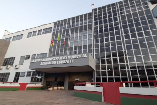 A Secretaria da Educação acionou o Conselho Tutelar e registrou a ocorrência na Polícia Civil. Os responsáveis pela criança justificaram que precisam trabalhar e que todas as solicitações por uma vaga no período de recesso foram negadas.