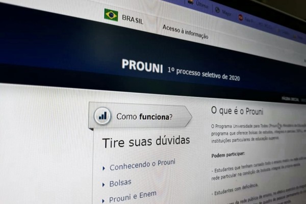 O Prouni é destinado a quem não tem diploma de graduação que oferece bolsas de estudo integrais ou parciais