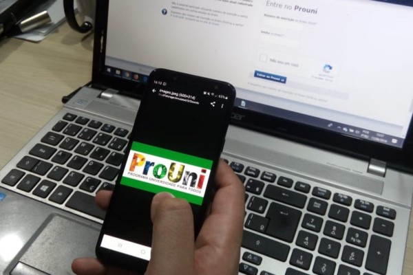 Programa oferece bolsas parciais e integrais para facilitar o ingresso de estudantes nas universidades particulares