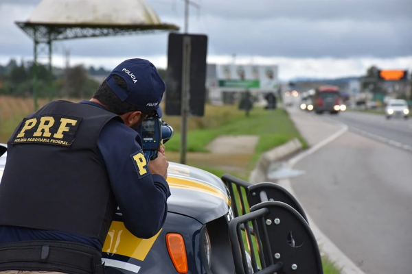 Projeto na Câmara quer proibir uso de radar móvel para fiscalizar velocidade em rodovias