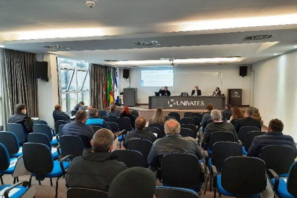  Presidente da Amvat e prefeito de Imigrante, Celso Kaplan, conduziu a reunião