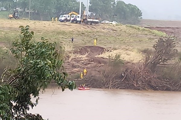 Para levar cabos de energia elétrica de Encantado a Roca Sales, bombeiros cruzam o Rio Taquari