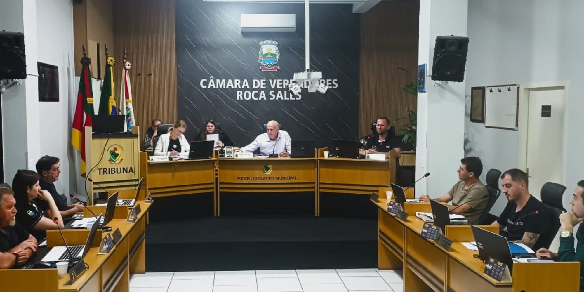 Os parlamentares também acompanharam, na noite desta segunda-feira (29), audiência pública sobre a prestação de contas do segundo quadrimestre do Executivo Municipal.