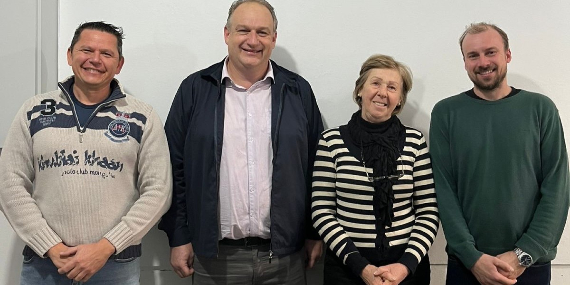 A professora foi recebida em reunião com diretoras das escolas municipais, o prefeito Jones Wünsche, o vice Henrique Pivatto e o ex-secretário Gustavo Scarello Gonzatti, que continuará na pasta como suporte técnico. A professora foi recebida em reunião com diretoras das escolas municipais, o prefeito Jones Wünsche, o vice Henrique Pivatto e o ex-secretário Gustavo Scarello Gonzatti, que continuará na pasta como suporte técnico.