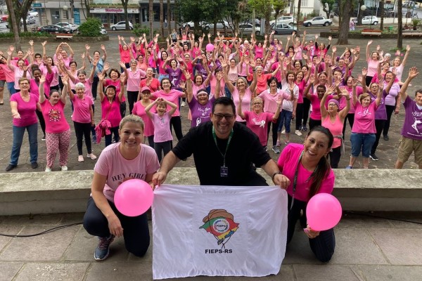 A atividade terminou na Praça, com aula de ritmos ministrada pelos educadores físicos Cristiano Silva, Bruna Kopp e Angela Bagatini.